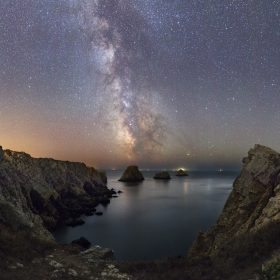 Pointe de Pen Hir : Voie lactée sur les tas de pois