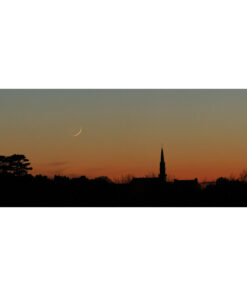 Rosnoën : Un croissant de Lune aux côtés du clocher