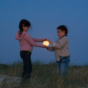 Photo "Deux enfants attrapent la Lune"