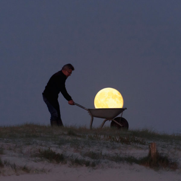 Photo "Michel porte la Lune dans une brouette"