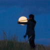 Photo "Sabine mesure la Lune"