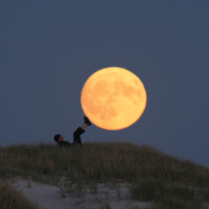 Photo "Sabine porte la Lune avec ses pieds"