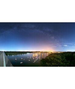 Vue depuis le pont de Cornouaille qui enjambe l'Odet, la vue sur Bénodet et Sainte-Marine est superbe. Mais le port de Bénodet très éclairé est difficile à gérer. De nuit, il faut compter sur l'aide de la Lune (en Quartier à droite) et sur une sous-exposition au niveau des parties les plus brillantes du paysage. Ainsi, la Voie lactée est bien visible. Mars est l'astre très brillant juste à gauche de Bénodet.