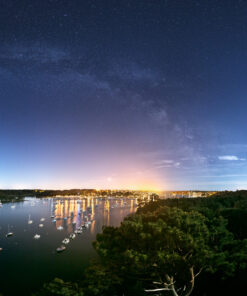 Vue depuis le pont de Cornouaille qui enjambe l'Odet, la vue sur Bénodet et Sainte-Marine est superbe. Mais le port de Bénodet très éclairé est difficile à gérer. De nuit, il faut compter sur l'aide de la Lune (en Quartier à droite) et sur une sous-exposition au niveau des parties les plus brillantes du paysage. Ainsi, la Voie lactée est bien visible. Mars est l'astre très brillant juste à gauche de Bénodet.