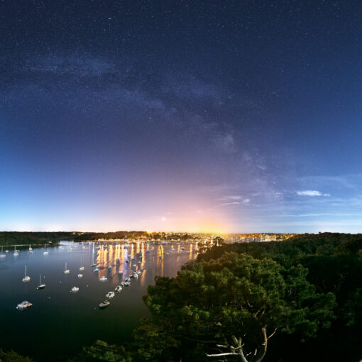 Vue depuis le pont de Cornouaille qui enjambe l'Odet, la vue sur Bénodet et Sainte-Marine est superbe. Mais le port de Bénodet très éclairé est difficile à gérer. De nuit, il faut compter sur l'aide de la Lune (en Quartier à droite) et sur une sous-exposition au niveau des parties les plus brillantes du paysage. Ainsi, la Voie lactée est bien visible. Mars est l'astre très brillant juste à gauche de Bénodet.