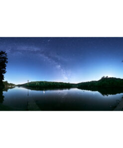 Installé sur la cale de Rossulien de nuit, je profite du spectacle qui s'offre à moi. Les eaux de l'Odet s'écoulent calmement et permettent à la Voie lactée, bien visible dans un ciel bleuté par la Lune qui se couche à droite, de se refléter. Trois planètes sont visible : Mars à droite de la balise, Saturne au coeur de la Voie lactée et Jupiter à droite des Vire-court, juste au-dessus de l'horizon.