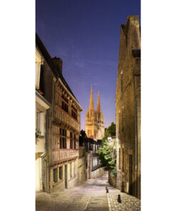 Depuis le haut de la rue du Lycée, la vue sur la cathédrale de Quimper est splendide. Les lampadaires bien conçus pour éclairer vers le bas permettent d'envisager de photographier la Voie lactée, malgré la présence de la Lune en Quartier qui teinte le ciel en bleu. J'ai dû composer différents temps de pose, de 1/15 s à 4 s pour capturer à la fois la rue éclairée et le ciel étoilé.