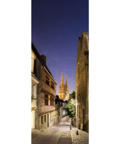 Depuis le haut de la rue du Lycée, la vue sur la cathédrale de Quimper est splendide. Les lampadaires bien conçus pour éclairer vers le bas permettent d'envisager de photographier la Voie lactée, malgré la présence de la Lune en Quartier qui teinte le ciel en bleu. J'ai dû composer différents temps de pose, de 1/15 s à 4 s pour capturer à la fois la rue éclairée et le ciel étoilé.