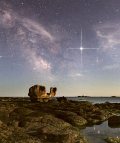 Carte postale "Le rocher de la Tortue à Loctudy de nuit"