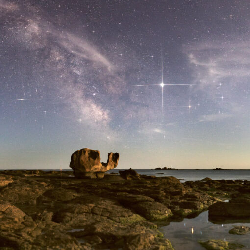 Carte postale "Le rocher de la Tortue à Loctudy de nuit"