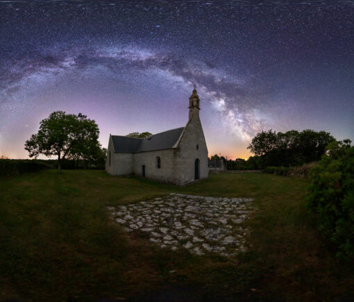 photo "Plugufan : Chapelle Notre-Dame-de-Grâce sous la Voie lactée"