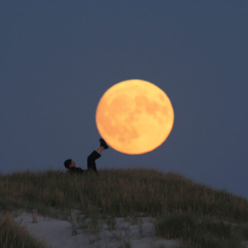 Photo à encadrer Jeux lunaires "Sabine pousse la Lune avec les pieds"