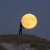 Photo à encadrer Jeux lunaires "Sabine porte la Lune sur son dos"