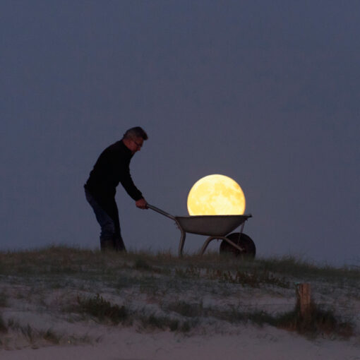 Photo à encadrer Jeux lunaires "Michel porte la Lune dans une brouette"
