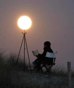 Photo à encadrer Jeux lunaires "Sabine lit à la lueur de la Lune"