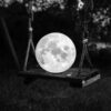 Photo à encadrer Lune sous un nouveau jour "La Lune sur une balançoire"