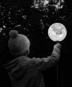 Photo à encadrer Lune sous un nouveau jour "Un enfant tient la Lune"