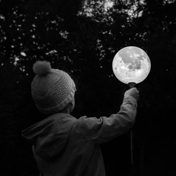 Photo à encadrer Lune sous un nouveau jour "Un enfant tient la Lune"