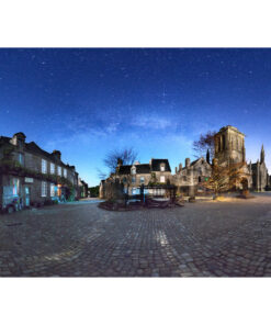 Photo A4 à encadrer "Locronan : la place du village sous la Voie lactée à la lumière de la Lune"