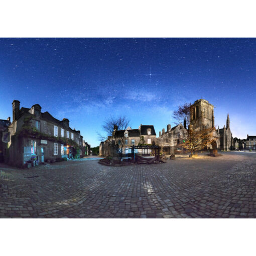 Photo A4 à encadrer "Locronan : la place du village sous la Voie lactée à la lumière de la Lune"