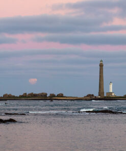 Plouguerneau : le phare de l'Île Vierge en rose