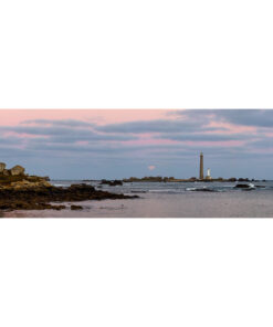 Plouguerneau : le phare de l'Île Vierge en rose