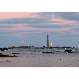 Plouguerneau : le phare de l'Île Vierge en rose