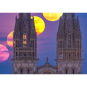 Quimper : Lever de Lune derrière les flèches de la cathédrale