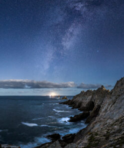 Pointe du Raz : Île de Sein sous la Voie lactée