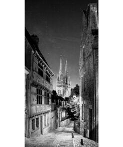 Quimper : la cathédrale de Quimper de nuit sur fond de Voie lac