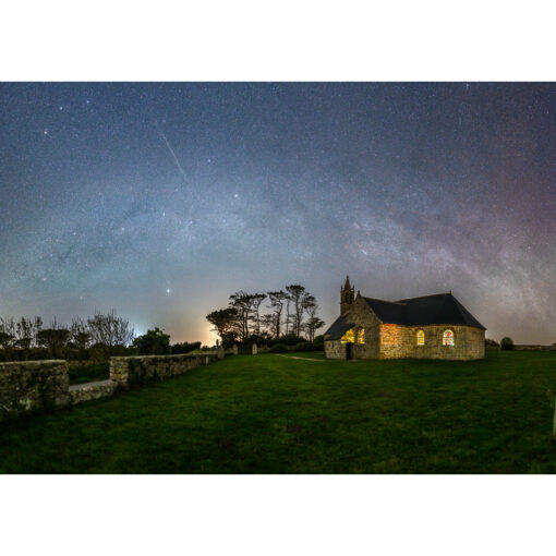 Plouguerneau : La Chapelle Saint-Michel sous la Voie lactée d'hiver