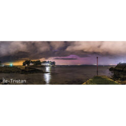 Magnet panoramique Douarnenez : L'Île Tristan sur fond d'aurore boréale