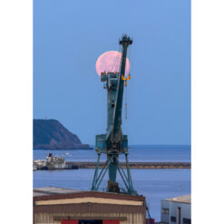 Brest : La Pleine Lune derrière une des grues de l'arsenal.