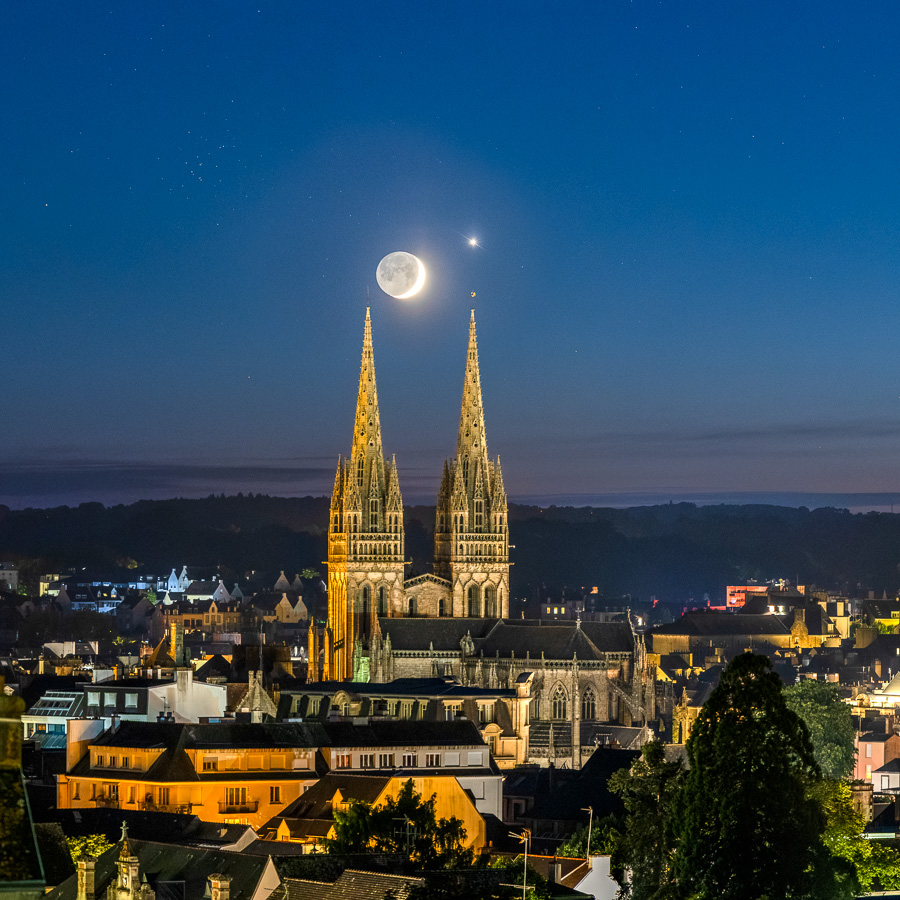Quimper : conjonction Lune-Vénus sur la cathédrale