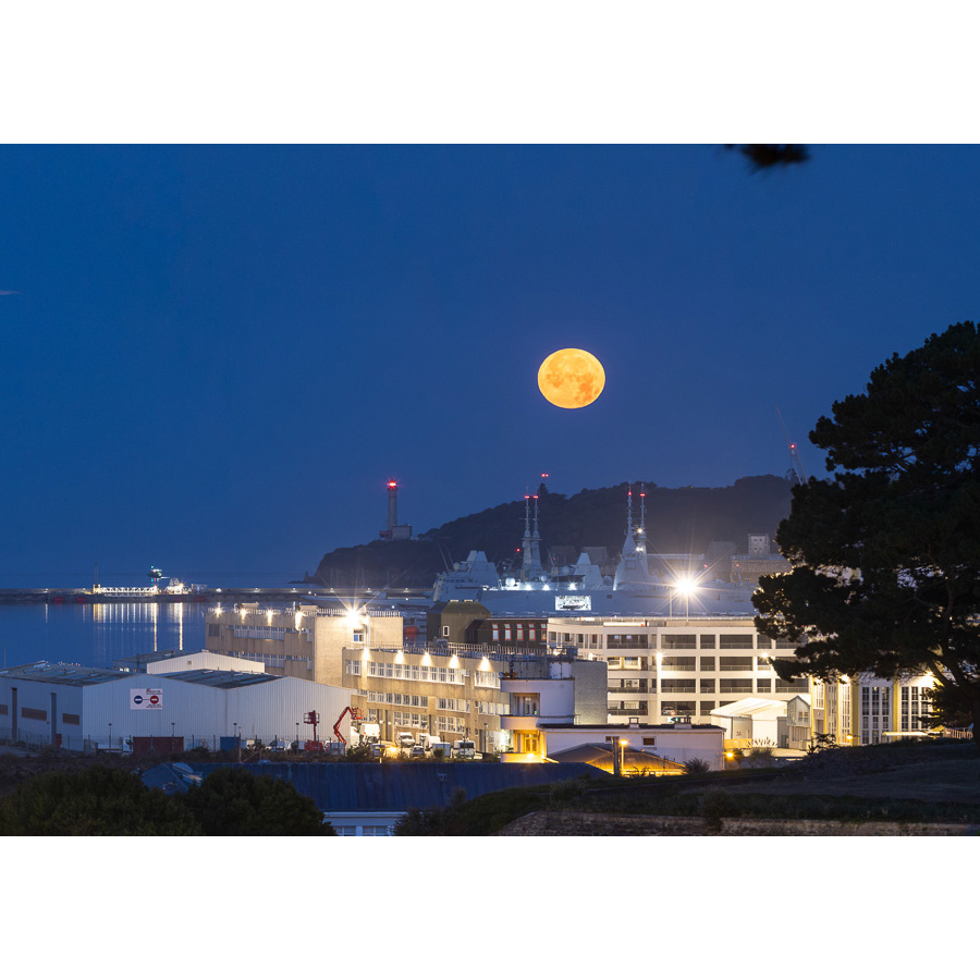 Brest : La Pleine Lune et le Phare du Portzic