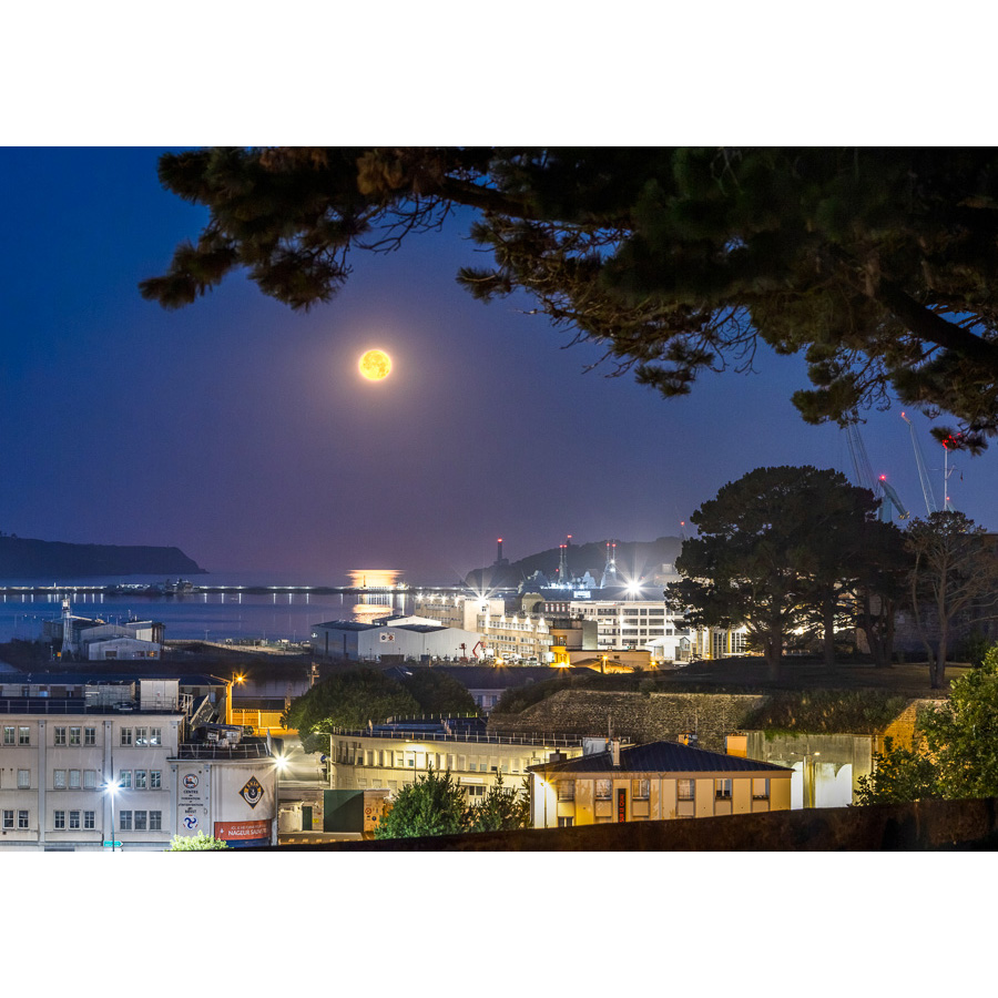 Brest : Pleine Lune sur le Goulet de Brest
