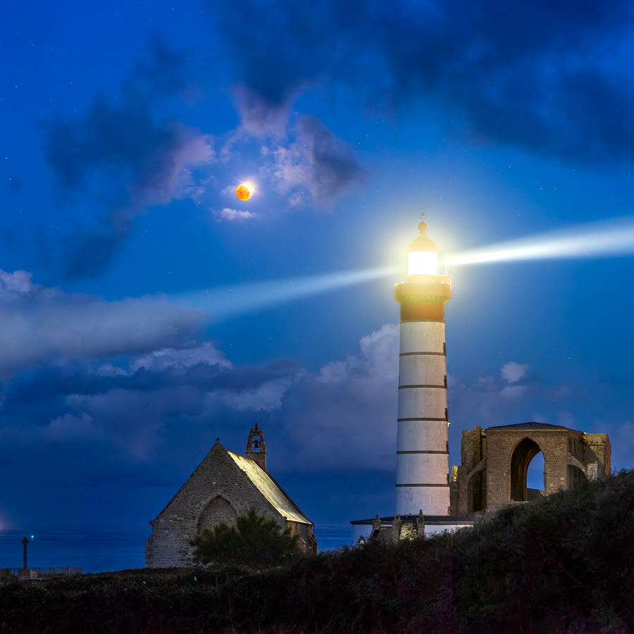 Pointe Saint-Mathieu : Eclipse de Lune sur le phare