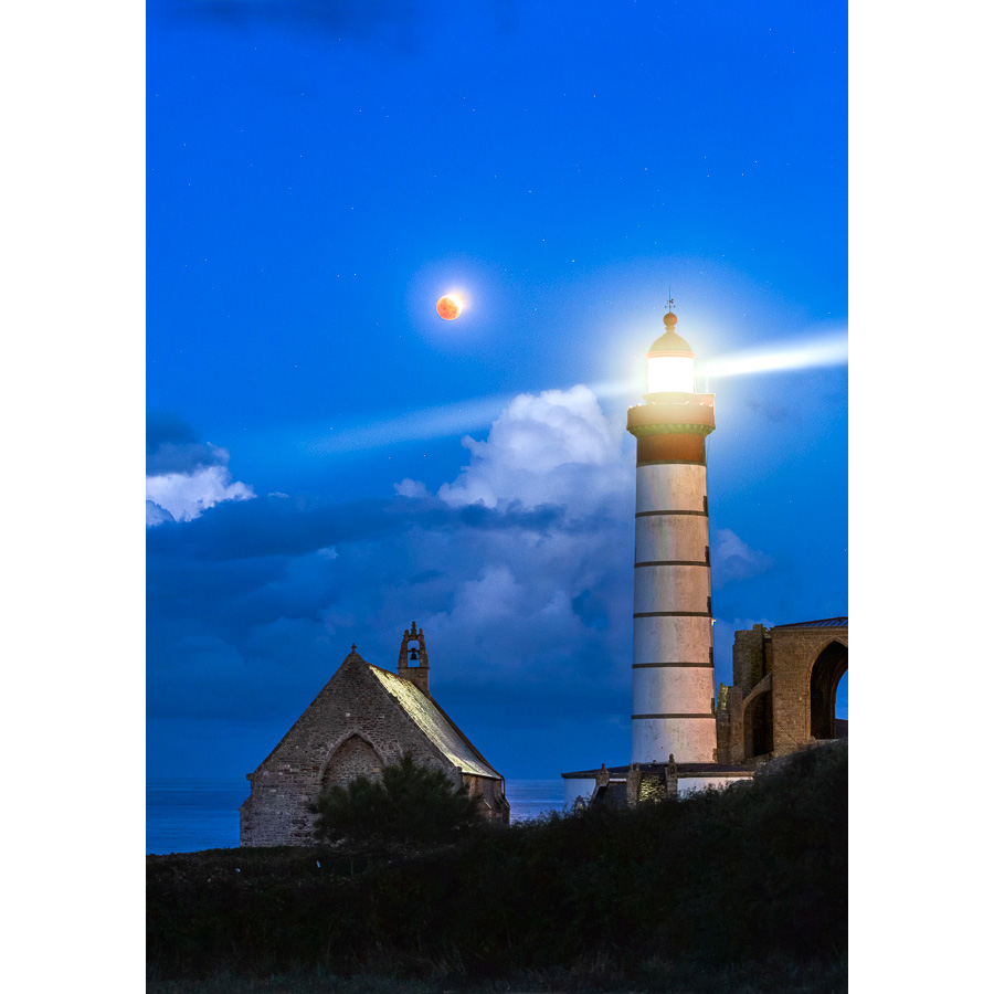 Pointe Saint-Mathieu : Eclipse de Lune sur le phare