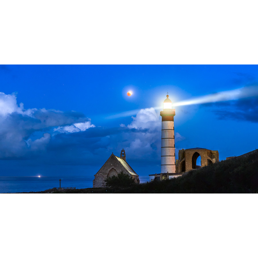 Pointe Saint-Mathieu : Eclipse de Lune sur le phare